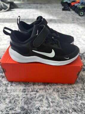 Nike Black and White Kids' Lightweight Hook-and-Loop Sneakers